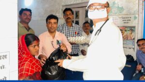 Rohtas: डॉ कन्हाई महतो सहित पांच समाजसेवियों ने निक्षय मित्र बन टीबी मरीजों को लिया गोद